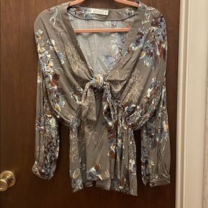 Wanderlux size M gray/floral dressy top